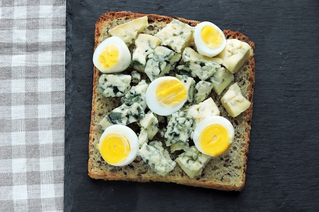 Dieta Keto. Toast con formaggio blu e uova di quaglia. Brindisi di Keto. Snack salutare.