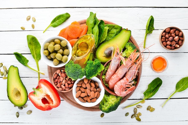 Dieta sana cibo spinaci prezzemolo gamberetti semi di zucca uova avocado broccoli Vista dall'alto