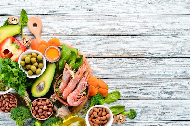 Dieta sana cibo spinaci prezzemolo gamberetti semi di zucca uova avocado broccoli Vista dall'alto