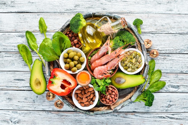 Dieta sana cibo spinaci prezzemolo gamberetti semi di zucca uova avocado broccoli Vista dall'alto