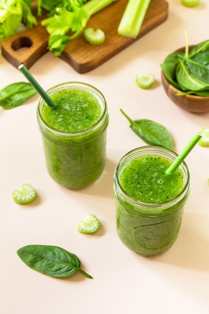 Dieta sana e nutrizione Bevanda vegana e alcalina Frullato fresco verde con sedano e spinaci.