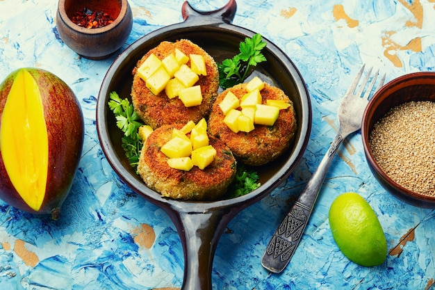 Dieta vegana quinoa e cotolette di mango, cibo vegetariano