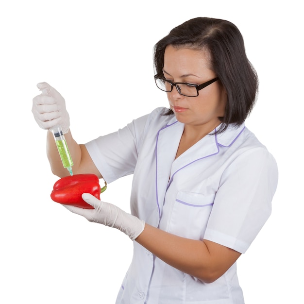 Dietista scienziato dottoressa Holding paprika rossa iniettata con siringa su bianco su sfondo bianco
