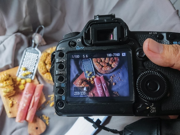 Dietro le quinte della fotografia di cibo, foto scattata con una fotocamera DSLR con biscotti assortiti come oggetto