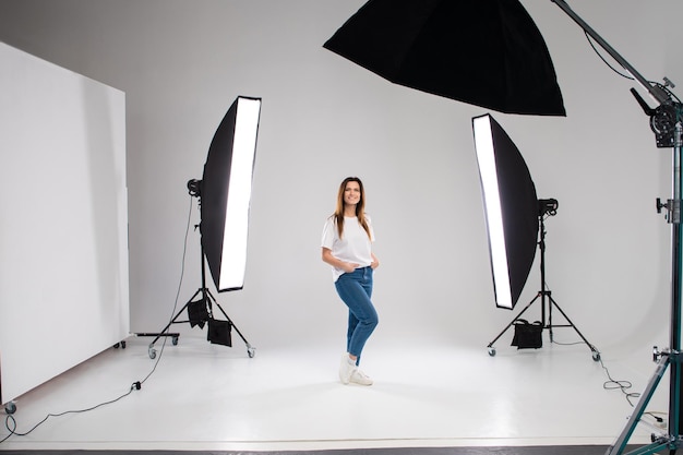 Dietro le quinte donna sicura di sé attrezzatura sul posto di lavoro studio fotografico concetto Fotografia di look alla moda