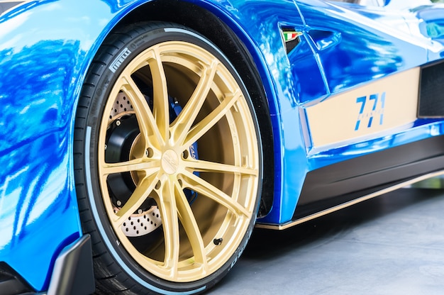 Dietro un Mazzanti Evantra in uno showroom