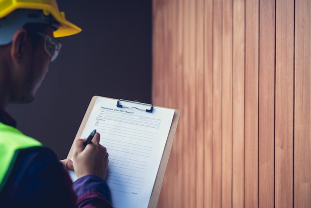 Difensore dell&#39;ispettore del caporeparto su un ingegnere e un architetto che lavorano a casa