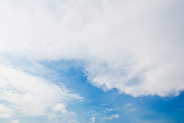 Diffusione nuvola con cielo blu