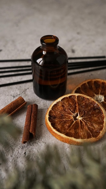 Diffusore a bastoncini di agrumi con cannella, arancio secco e rami di abete