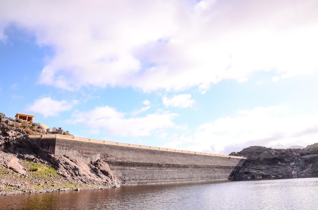 Diga artificiale dell'acqua del lago nelle isole Canarie Gran Canaria