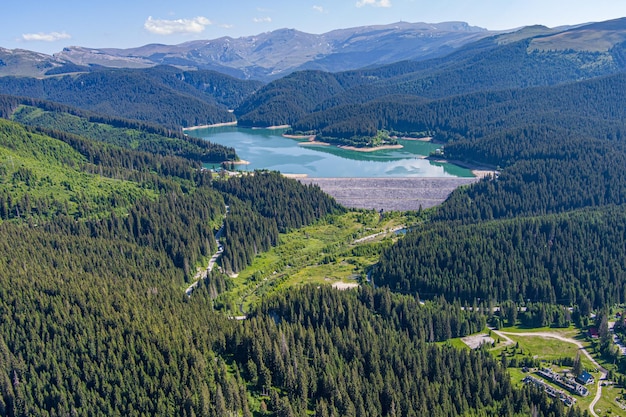 Diga d'acqua e lago artificiale