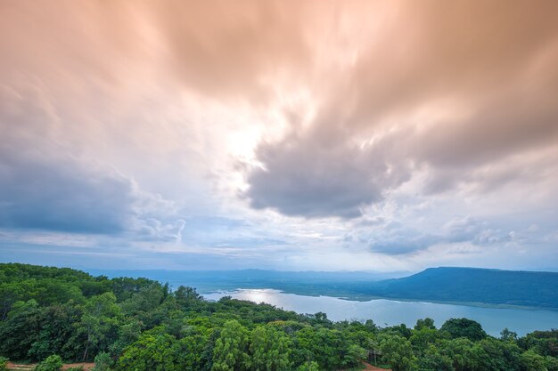 Diga del bacino idrico di Lam Takong con luce solare