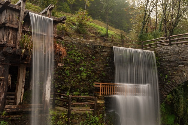 Diga del mulino di Mazonovo a Taramundi, nelle Asturie.