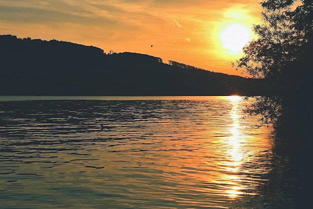 Diga di Brno Moravia meridionale Repubblica Ceca Europa Area ricreativa di intrattenimento e sport Bellissimo paesaggio con natura acqua limpida e tramonto