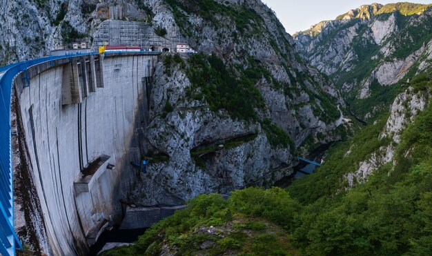 Diga di Mratinje sul lago Piva Pivsko Jezero vista in Montenegro