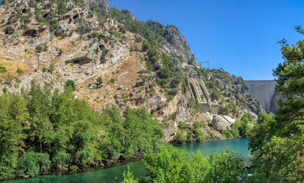Diga di Oymapinar e fiume Manavgat nelle montagne della regione di Antalya in Turchia