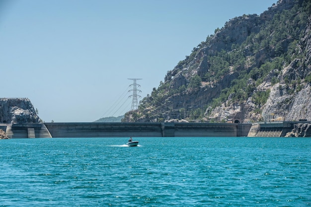 Diga di Oymapinar e fiume Manavgat nelle montagne della regione di Antalya in Turchia