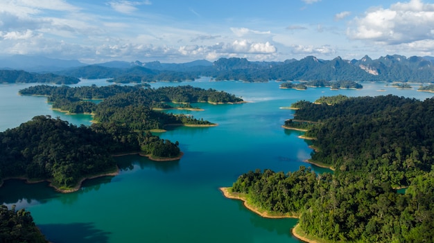 Diga di Rajjaprabha della montagna del lago Sunligh (Chiao Lan Dam), provincia di Surat Thani, Tailandia