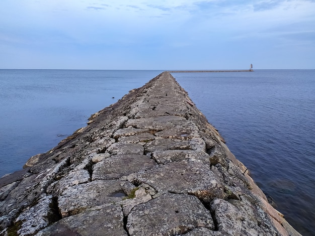 Diga pietrosa banchina sul lago Ladoga, vicino a San Pietroburgo, Russia.