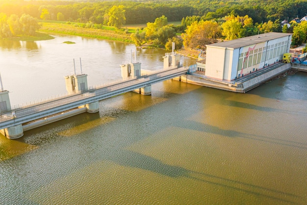 Diga sul fiume. Centrale idroelettrica, fotografia aerea