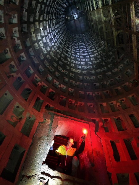 Digger un ricercatore di catacombe e collezionisti sotterranei siede all'ingresso del tunnel