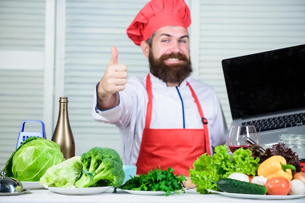 Digitalizzazione Cucina sana Cibo maturo hipster con la barba Uomo barbuto felice chef ricetta Cucina culinaria Vitamina Insalata vegetariana con verdure fresche Dieta alimenti biologici