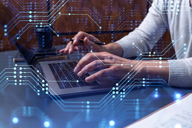 Digitando le mani sulla tastiera per creare un software innovativo per cambiare il mondo e fornire un servizio completamente nuovo Immagine ravvicinata Grafici tecnici dell'ologramma Concetto del team di sviluppo