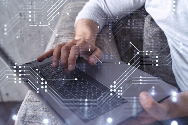 Digitando le mani sulla tastiera per creare un software innovativo per cambiare il mondo e fornire un servizio completamente nuovo Immagine ravvicinata Grafici tecnici dell'ologramma Concetto del team di sviluppo