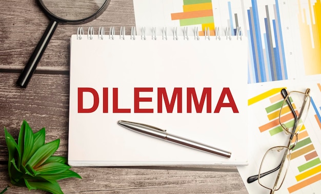 DILEMMA parole su blocco note e grafici