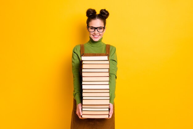 diligente ragazza nerd allegra che porta molti libri a scuola 1 settembre autunno