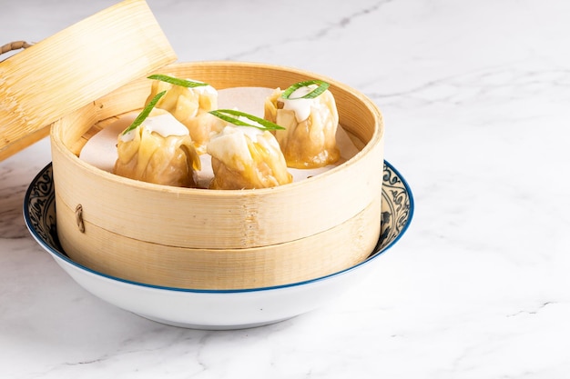 Dim sum cinese in un piroscafo di bambù