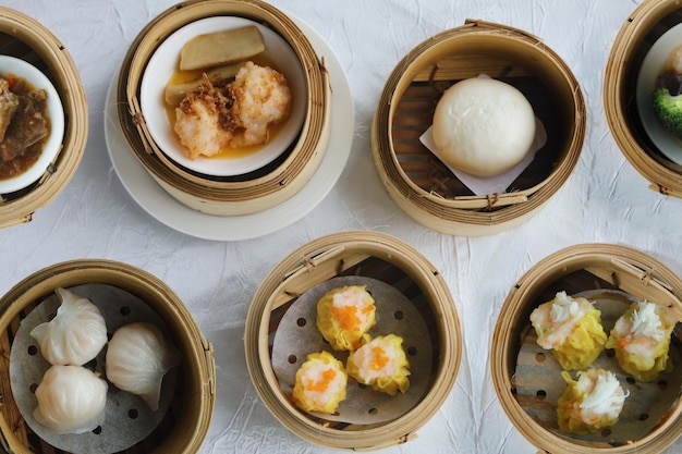 Dim sum cinese sul tavolo