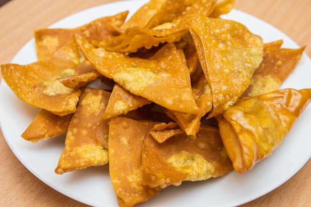 Dim sum di maiale fritto sul piatto