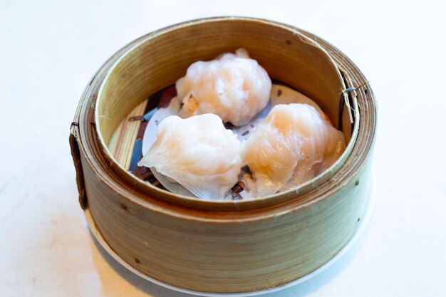 Dim Sum in piroscafo di bambù su bianco