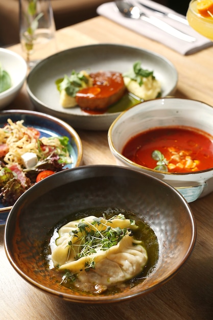 Dim sum nel piatto da vicino. dim sum tradizionale cinese nel piatto con microgreen. concetto di tavolo da pranzo.