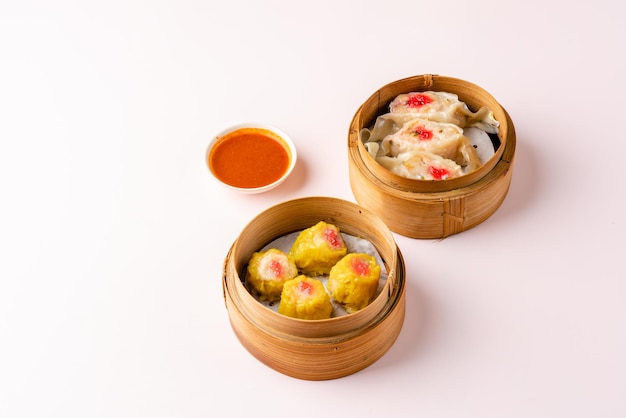 Dimsum cinesi assortiti in cesto di bambù