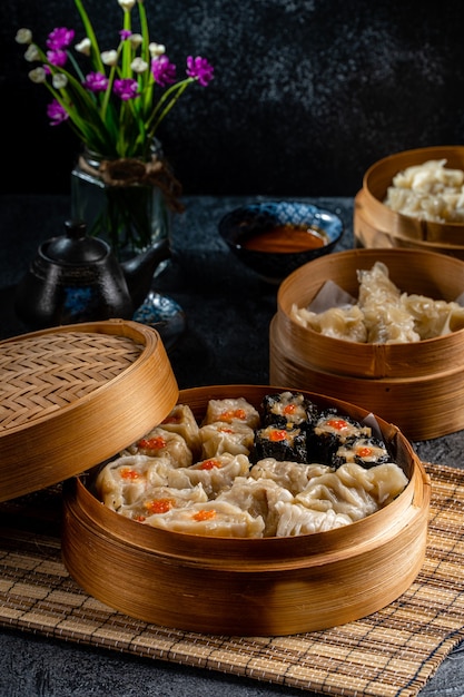 Dimsum cinesi assortiti in cesto di bambù