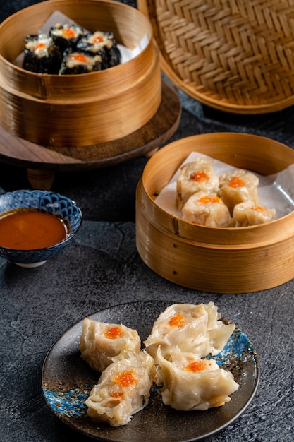 Dimsum cinesi assortiti in cesto di bambù