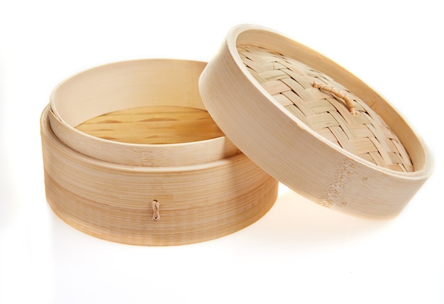 Dimsum contenitore cibo giapponese cinese vapore di bambù con percorso di clipping isolato.