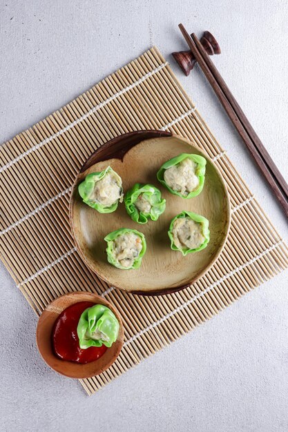 Dimsum di gnocchi al vapore nel piroscafo di bambù