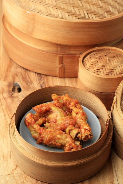 Dimsum di piedi di pollo cinesi al vapore su piroscafo di bambù, cibo per il festival di Dongzhi