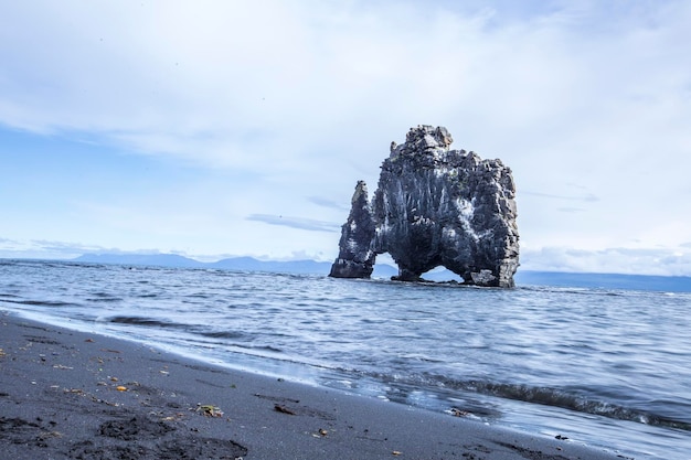 Dinosauro di pietra nel mare a Hvitserkur Islanda