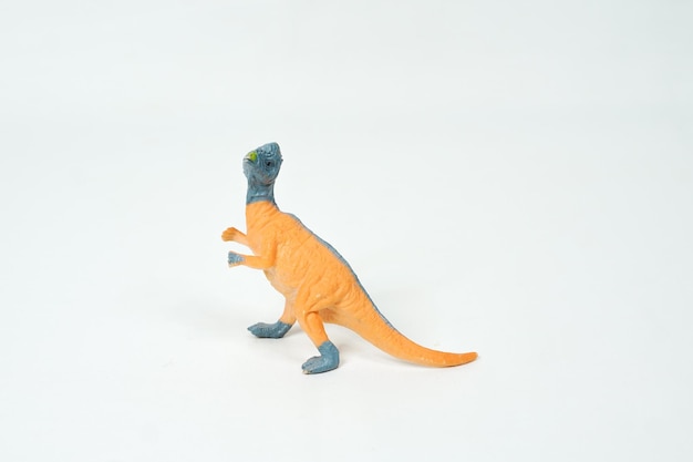 Dinosauro. giocattolo di gomma di plastica isolato su bianco.