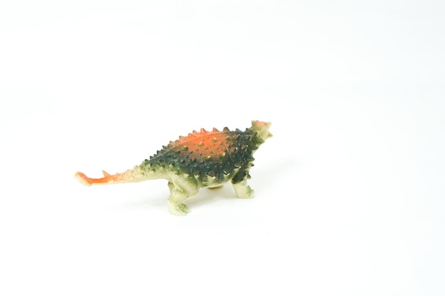 Dinosauro. giocattolo di gomma di plastica isolato su bianco.