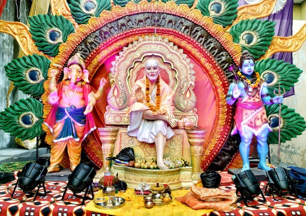 Dio indù indiano Shirdiwale Sai Baba Benedizione idolo di pietra nel tempio spirituale indù, considerato dai suoi devoti come un santo.