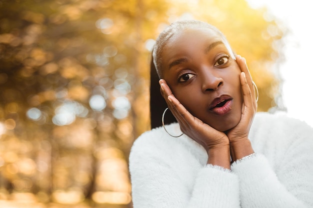 Dio mio! Ritratto bella donna graziosa afroamericana spaventata scioccata con i capelli scuri