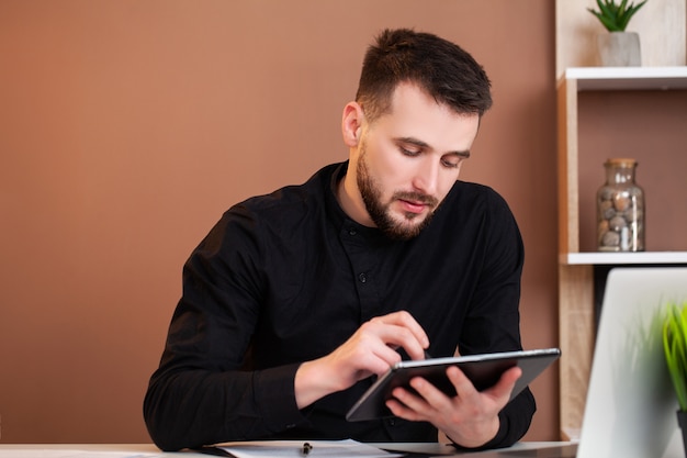 Dipendente che lavora su un tablet in ufficio