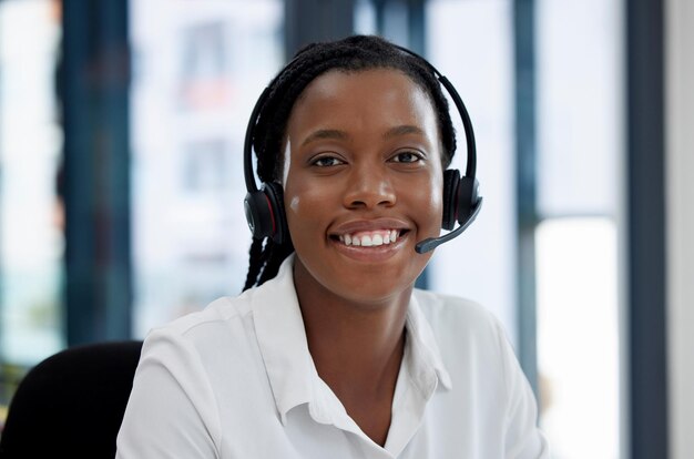 Dipendente del call center donna nera e sorriso nella comunicazione verticale e cuffia CRM e colpo alla testa Contattaci servizio clienti o telemarketing con le vendite felice consulente femminile e help desk