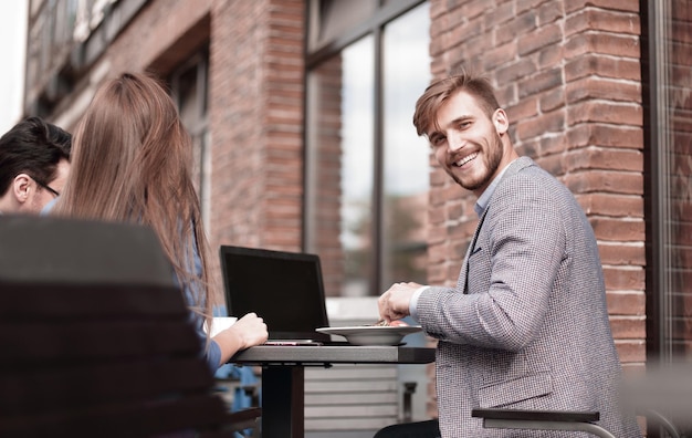 Dipendenti a una riunione in un caffè di strada