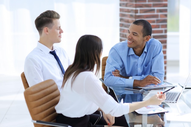 Dipendenti che discutono di nuove idee sul posto di lavoro